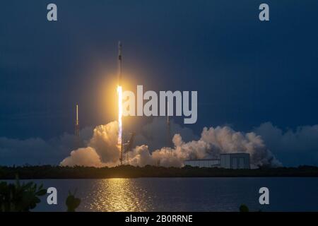 Cape CANAVERAL, USA - 06. August 2019 - EINE SpaceX Falcon 9-Rakete startet mit dem AMOS-17-Satelliten von Cape Canaveral, Florida, USA ins All. Die Stockfoto