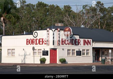 Country Pub im Streamline Moderne- oder Ocean Liner-Stil in der Kleinstadt Apsley, nahe der Staatsgrenze Victoria-South Australia Stockfoto