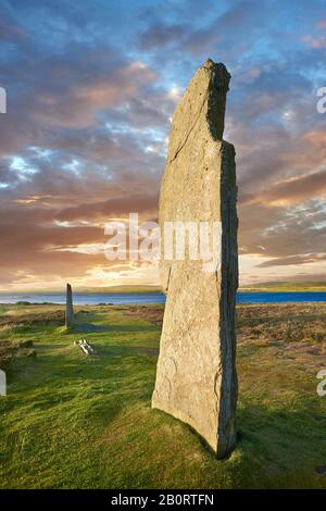 Der Ring des Brodgar ( ca. 2.500 bis ca. 2.000 v. Chr.) ist ein neolithischer Henge- und Steinkreis oder Henge, der größte und feinste Steinkreis der Brite Stockfoto