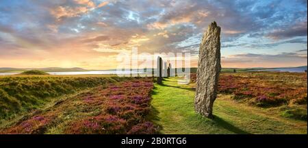 Der Ring des Brodgar ( ca. 2.500 bis ca. 2.000 v. Chr.) ist ein neolithischer Henge- und Steinkreis oder Henge, der größte und feinste Steinkreis der Brite Stockfoto