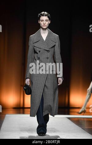 Mailand, Italien. Februar 2020. Milan, Milan Fashion Week, Frauen Herbst Winter 2020. Mailand, Damenmode, Herbst Winter 2020. Tod'S Catwalk Pictured: Model Credit: Independent Photo Agency/Alamy Live News Stockfoto