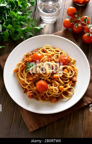 Spaghetti mit Hackfleisch und Gemüse auf Holztisch. Stockfoto