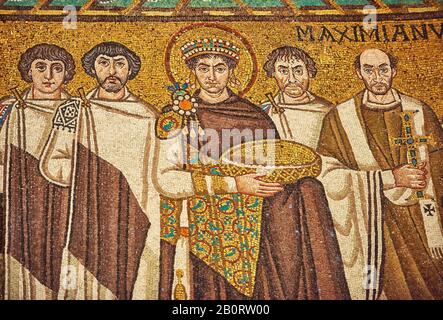 Mosaik, Kaiser Justinian I. Byzantinischer römischen Mosaiken der Basilika von San Vitale in Ravenna, Italien. Mosaik Deko für die Kaiser J bezahlt Stockfoto