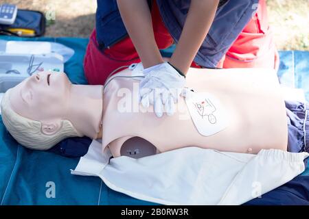 Erste-Hilfe- und Herz-Lungen-Wiederbelebungskurs mit automatisiertem externem Defibrillator - AED Stockfoto