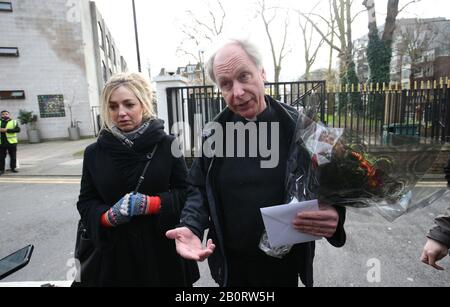 Reverend anders Bergquist von der St John's Wood Church, der Blumen in die Londoner Central Mosque nahe dem Regent's Park im Norden Londons liefert, wo ein Mann wegen des Verdachts auf versuchten Mord am Donnerstag verhaftet wurde, nachdem die Polizei zu Berichten über einen Einschlag gerufen wurde. Stockfoto