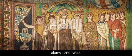 Mosaik, Kaiserin Theodora und Betreuer. Byzantinische römischen Mosaiken der Basilika von San Vitale in Ravenna, Italien. Mosaik Deko für bezahlte Stockfoto