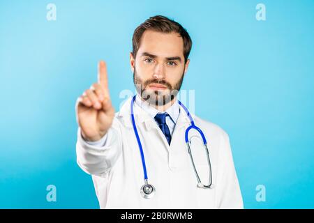 Der Arzt, der mit keinem Handfingerzeichen abstimmt, macht eine negative Fingergeste Stockfoto
