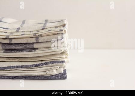 Küchenbücher auf Holzhintergrund mit einer Kopie des Raumes Stockfoto