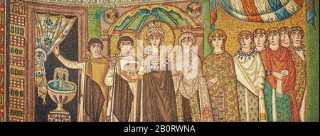 Mosaik, Kaiserin Theodora und Betreuer. Byzantinische römischen Mosaiken der Basilika von San Vitale in Ravenna, Italien. Mosaik Deko für bezahlte Stockfoto