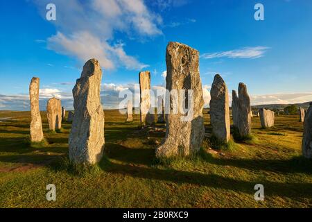 Calanais Standing Stones Mittelsteinkreis zwischen 2900 und 2600 v. Chr. mit einer Breite von 11 Metern errichtet. Im Zentrum des Rings steht ein riesiger Monolith Stockfoto