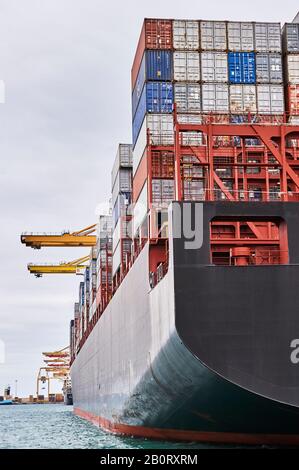Container-Frachtschiff im Maritime Port und Container Harbor. Transportindustrie und Versandlogistik. Exportieren und Importieren von Bussinen Stockfoto