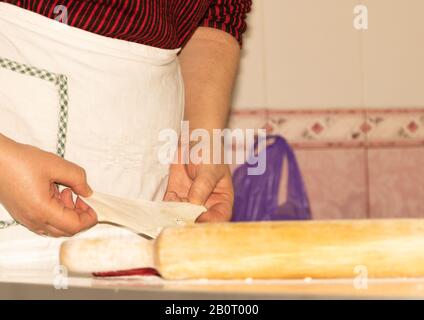 Kochendes Konzept. Weibliche Hände kochende Teigkost Stockfoto