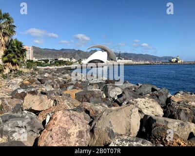 Santa Cruz, Spanien - 27. Dezember 2019, Schöner Blick auf die Küste und Auditorium in Santa Cruz, auf der Kanareninsel, Spanien Stockfoto