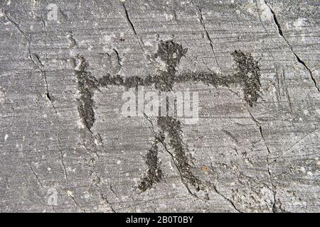 Petroglyph, Steinschnitzerei, von schematischer menschlicher Figur mit Scheilf und Waffe. Von den alten Camuni-Leuten in der Späten Gopper-Zeit zwischen 2400 Geschnitzt Stockfoto