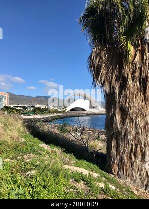 Santa Cruz, auf der spanischen Seite - 27. Dezember 2019, Schöne Küste und Auditorium auf der Rückseite in Santa Cruz, auf der Kanareninsel, Spanien Stockfoto