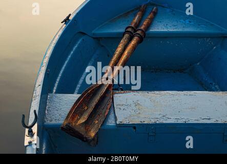 Zwei Oars auf einem alten Fischerboot. Kellersee, Malente, Ostholstein Stockfoto