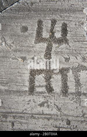 Petroglyph, Felsschnitzerei, von einer schematischen menschlichen Figur in der sogenannten "Gebetstellung". Geschnitzt von den alten Camunni Menschen im Späten Kupfer A Stockfoto