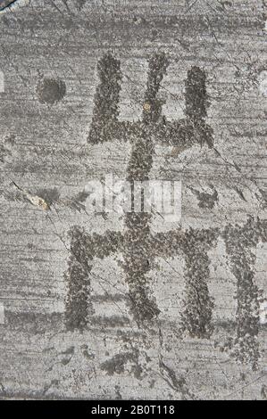 Petroglyph, Felsschnitzerei, von schematischen menschlichen Figuren in der sogenannten "Gebetstellung". Von den alten Camuni-Leuten in der Späten Kupferzeit beschnitzt Stockfoto