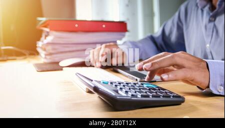 Unternehmer sind mit Taschenrechner und Analyse von Geschäftsdaten und und Grafik Die Grafik in der Sitzung arbeiten. Stockfoto