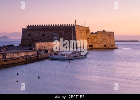 Festung Venetian im alten Hafen von Heraklion auf der griechischen Insel. Stockfoto