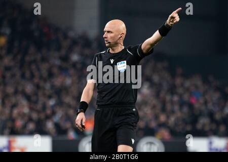 Kopenhagen, Dänemark. Februar 2020. Schiedsrichter Sergei Karasev sah während des UEFA Europa League-Spiels zwischen dem FC Kopenhagen und Celtic bei Telia Parken in Kopenhagen. (Foto Credit: Gonzales Foto/Alamy Live News Stockfoto