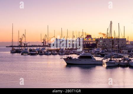 Heraklion, Griechenland - 11. Januar 2020: Marina im Hafen von Heraklion auf Kretas, Griechenland. Stockfoto