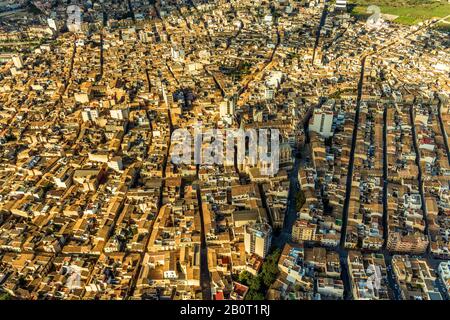 Altstadt von Manacor mit Kirche Parroquia de la Stute de Deu dels Dolors de Manacor, 09.01.2020, Luftbild, Spanien, Balearen, Mallorca, Manacor Stockfoto