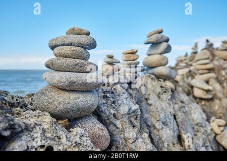 Steine an einem Strand zwischen Cairns und Port Douglas, Australien, Queensland Stockfoto