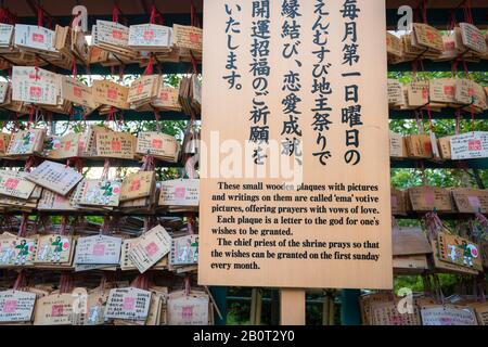 Schriftliche Bete auf Holz-Wunschplaketten mit Votivbildern, genannt "ema", im Jishu-Schrein, einem Shinto-Schrein in Kiyomizu-dera im Osten Kyotos. Stockfoto