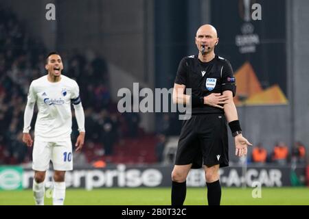 Kopenhagen, Dänemark. Februar 2020. Schiedsrichter Sergei Karasev sah während des UEFA Europa League-Spiels zwischen dem FC Kopenhagen und Celtic bei Telia Parken in Kopenhagen. (Foto Credit: Gonzales Foto/Alamy Live News Stockfoto