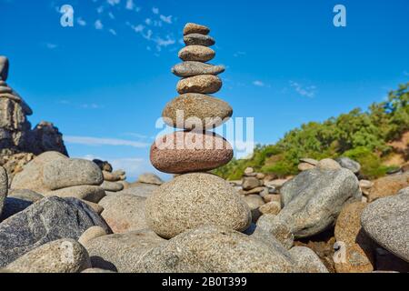 Steine an einem Strand zwischen Cairns und Port Douglas, Australien, Queensland Stockfoto