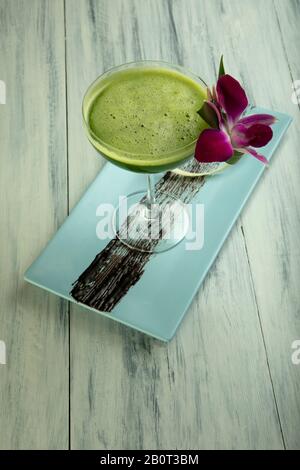 Salatcocktail aus bitterem Gourd, Kale und Capsicum Stockfoto