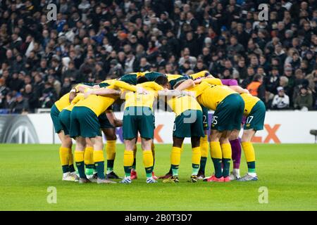 Kopenhagen, Dänemark. Februar 2020. Die Celtic-Spieler stehen vor dem UEFA Europa League-Spiel zwischen dem FC Kopenhagen und Celtic im Telia parken in Kopenhagen zusammen. (Foto Credit: Gonzales Foto/Alamy Live News Stockfoto