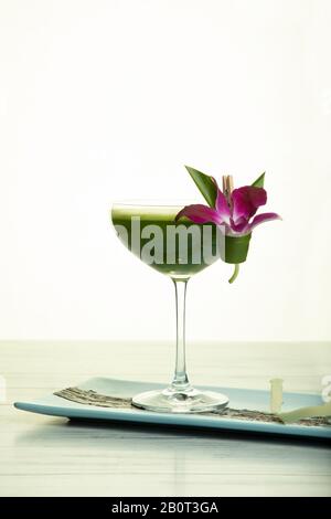 Salatcocktail aus bitterem Gourd, Kale und Capsicum Stockfoto