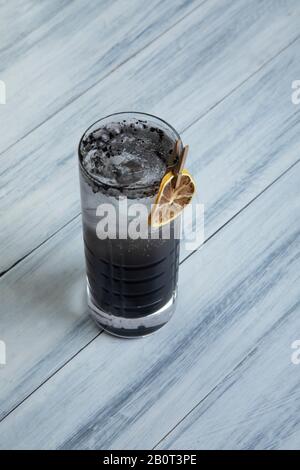 Cubata mit Pfeffercocktail in hohem Glas Stockfoto