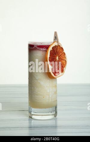 Ananas- und Erdbeercocktail in hohem Glas Stockfoto