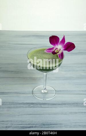 Salatcocktail aus bitterem Gourd, Kale und Capsicum Stockfoto