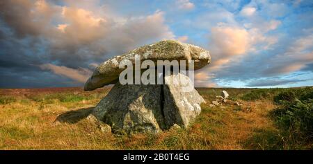 Quoit, Chun oder Chûn, ist ein megalithischer Grabdolmen aus der Jungsteinzeit, ca. 2400 v. Chr., in der Nähe von Morvah auf dem Chun Naturreservat, Halbinsel Penwith, Stockfoto