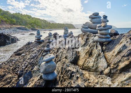 Steine an einem Strand zwischen Cairns und Port Douglas, Australien, Queensland Stockfoto