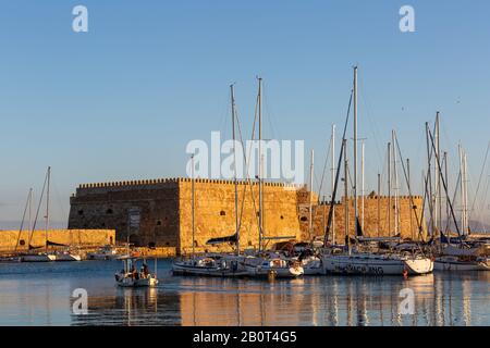 Heraklion, Griechenland - 11. Januar 2020: Festung von Venedig im alten Hafen von Heraklion auf Kretas, Griechenland. Stockfoto