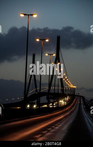 Koehlbrandbrücke (Kleines Goldenes Tor) über die Elbe in Hamburg (zweitgrößte Stadt Deutschlands) in Norddeutschland. Hamburg ist verbunden t Stockfoto