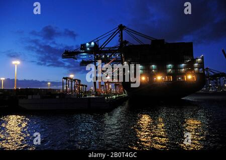 Hamburg GermanyA Frachtcontainer in einem der Docks in Hamburg Deutschland verladen. Der Hafen ist der größte in Deutschland und der zweitgrößte in Euro Stockfoto