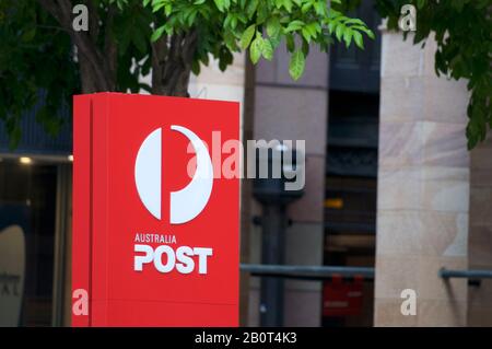 Brisbane, Queensland, Australien - 26. Januar 2020: Blick auf das australische Postlogo vor der Hauptniederlassung in Brisbane. Es ist ein Gouvernement Stockfoto