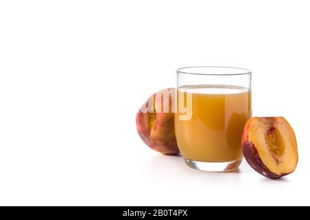Pfirsichsaft aus Glas isoliert auf weißem Hintergrund Stockfoto