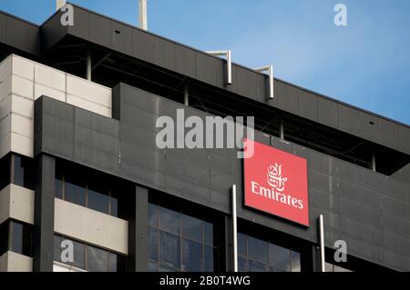 Brisbane, Queensland, Australien - 26. Januar 2020: Das Emirates Airlines Logo hängt auf der Spitze eines Gebäudes in Brisbane. Emirates ist ein staatliches A. Stockfoto