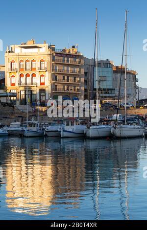 Heraklion, Griechenland - 11. Januar 2020: Marina im alten Hafen von Heraklion auf Kretas, Griechenland. Stockfoto