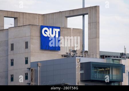 Brisbane, Queensland, Australien - 27. Januar 2020: Blick auf das Schild der QUT (Queensland University of Technology), das am Hauptgebäude in Brisb hängt Stockfoto