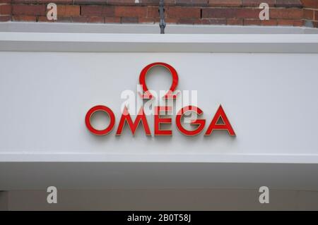 Brisbane, Queensland, Australien - 26. Januar 2020: Blick auf ein Omega-Logo vor dem Laden in Brisbane. Omega SA ist ein Schweizer Luxuswatch Stockfoto