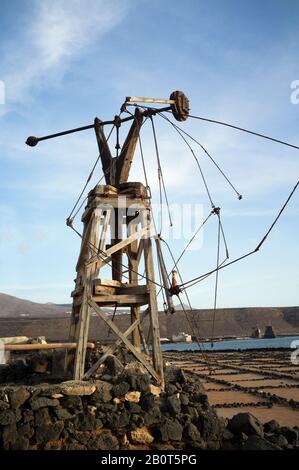 Eine baufällige Windmühle auf den Salzwohnungen von Lanzarote Stockfoto