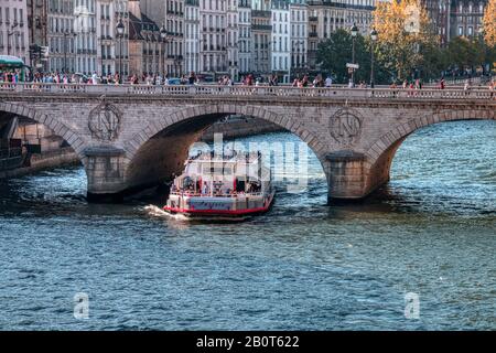 Paris, Frankreich - 14. September 2019: Touristenboot unter einer der vielen Brücken, die die seine in der schönen Stadt Paris überqueren Stockfoto